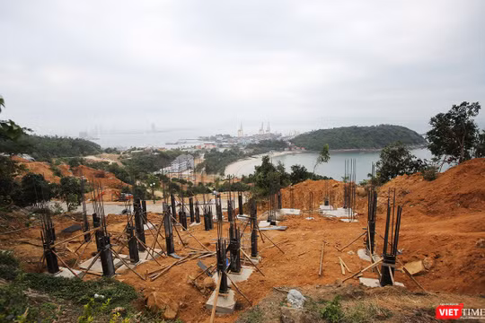 Sáng 6/12, tại TP Đà Nẵng, Phó Tổng Thanh tra Chính phủ Bùi Ngọc Lam cùng đoàn công tác đã tiến hành công bố Quyết định thanh tra toàn diện đối với các dự án đầu tư xây dựng trên bán đảo Sơn Trà