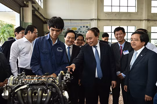 Thủ tướng Nguyễn Xuân Phúc trong khuôn khổ chuyến thăm Đại học Đà Nẵng (ảnh VGP)