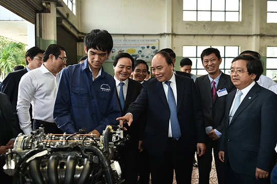 Thủ tướng Nguyễn Xuân Phúc trong khuôn khổ chuyến thăm Đại học Đà Nẵng (ảnh VGP)