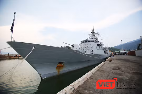 Chiến hạm HMZNS Te Kaha, hô hiệu F77 của Hải quân New Zealand tại Cảng Tiên Sa (Đà Nẵng)