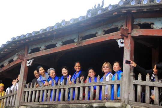 Sáng 11/11, đoàn phu nhân, phu quân lãnh đạo APEC 2017 đã có chuyến thăm phố cổ Hội An (Quảng Nam), ngắm Chùa Cầu và thưởng lãm không gian văn hóa nơi đây