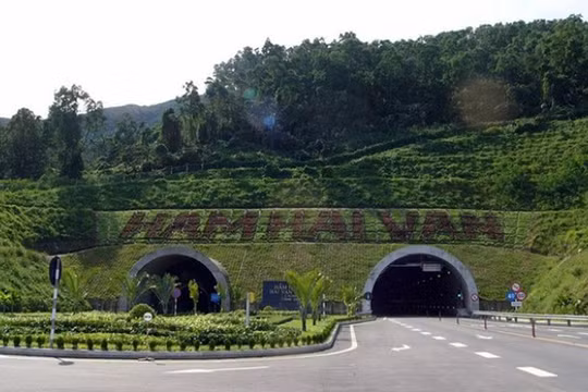 Sau hơn 10 năm đưa vào khai thác, hầm đường bộ dài nhất Đông Nam Á-Hầm Hải Vân xuất hiện nhiều vết nứt khiến người và phương tiện tham gia lưu thông qua hầm lo lắng (ảnh hamadeco)