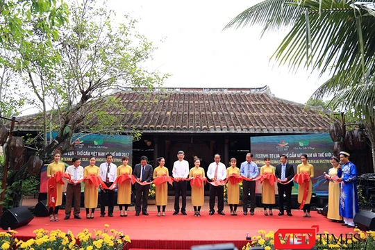 12 làng nghề tơ lụa, thổ cẩm danh tiếng của Việt Nam và nhiều quốc gia trong khu vực đã cùng góp mặt tại Làng lụa Hội An (TP.Hội An, Quảng Nam) để tham dự Festival Tơ lụa, thổ cẩm Việt Nam - châu Á 2017.