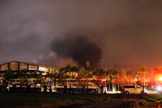 Hiện trường vụ cháy Nhà máy sản xuất xe bus Trường Hải (Quảng Nam) (Ảnh: Bạn đọc cung cấp)