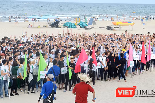 Chiều 15/8, hơn 1.500 tân sinh viên Đại học Đông Á (Đà Nẵng) đã tham gia chương trình city tour đầu khóa và thực hiện nhiều hoạt động nhằm kêu gọi bảo vệ môi trường biển tại bãi biển Phạm Văn Đồng (quận Sơn Trà, Đà Nẵng). 