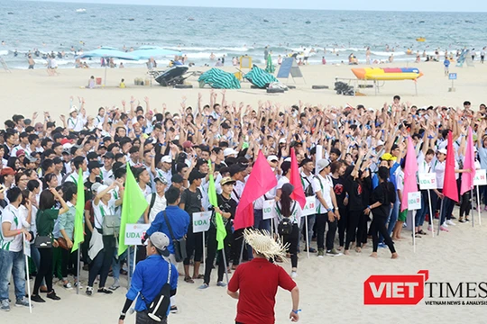 Chiều 15/8, hơn 1.500 tân sinh viên Đại học Đông Á (Đà Nẵng) đã tham gia chương trình city tour đầu khóa và thực hiện nhiều hoạt động nhằm kêu gọi bảo vệ môi trường biển tại bãi biển Phạm Văn Đồng (quận Sơn Trà, Đà Nẵng). 