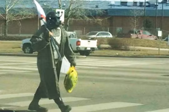 Game thủ hóa trang thành nhân vật game Fallout gây náo loạn trên phố.