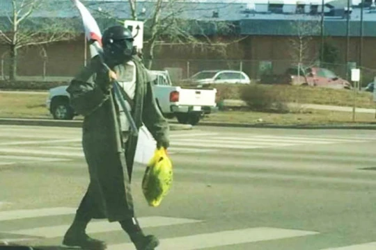 Game thủ hóa trang thành nhân vật game Fallout gây náo loạn trên phố.