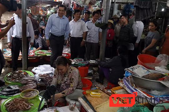 Lãnh đạo Đà Nẵng trong chuyến thực tế kiểm tra chất lượng vệ sinh an toàn thực phẩm tại các chợ trên địa bàn