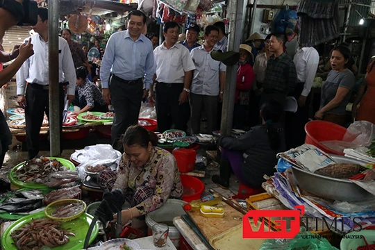 Sau khi nhận đơn của tiểu thương tại một số chợ trên địa bàn quận Sơn Trà, Chủ tịch UBND TP Đà Nẵng Huỳnh Đức Thơ đã xuống tận từng quầy sạp để lắng nghe ý kiến.