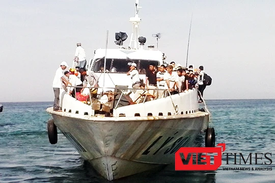 Tàu siêu tốc tuyến Lý Sơn-Sa Kỳ vừa đi vào hoạt động đã chết máy giữa biển khiến cơ quan chức năng phải cứu hộ và lai dắt về bờ