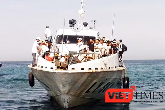 Tàu siêu tốc tuyến Lý Sơn-Sa Kỳ vừa đi vào hoạt động đã chết máy giữa biển khiến cơ quan chức năng phải cứu hộ và lai dắt về bờ