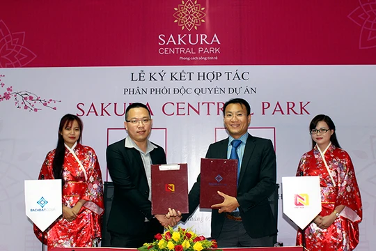 Sáng 05/05, Bách Đạt Corp đã ký thỏa thuận cho Nhất Nam Land phân phối độc quyền sản phẩm dự án Khu đô thị Sakura Central Park.