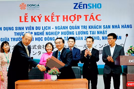 Sáng 19/10, Tập đoàn Zensho (Nhật Bản) vừa ký kết biên bản thỏa thuận với Đại học Đông Á trong việc tuyển dụng sinh viên Du lịch-ngành Quản trị khách sạn, nhà hàng sang Nhật thực tập nghề và hưởng lương.