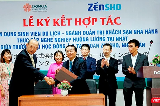 Sáng 19/10, Tập đoàn Zensho (Nhật Bản) vừa ký kết biên bản thỏa thuận với Đại học Đông Á trong việc tuyển dụng sinh viên Du lịch-ngành Quản trị khách sạn, nhà hàng sang Nhật thực tập nghề và hưởng lương.