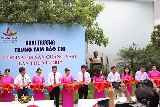 Sáng 7/6, Ban Tổ chức Fetival Di sản Quảng Nam lần thứ VI năm 2017 đã khai trương hai Trung tâm Báo chí phục vụ sự kiện tại trụ sở Hội Nhà báo tỉnh Quảng Nam (số 11 Hùng Vương, Tam Kỳ) và tại Trung tâm Quản lý Bảo tồn Di sản Văn hóa Hội An (10B Trần Hưng 