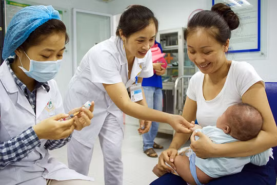Trẻ em tiêm chủng vaccine