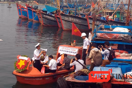 Sáng 14/3, Hội Cán bộ chiến sỹ Trường Sa 83 (CQ88) tại Đà Nẵng đã tổ chức thả hoa đăng, tưởng niệm 64 cán bộ chiến sỹ hi sinh ngày 14/3/1988 tại đảo Gạc Ma (Trường Sa)