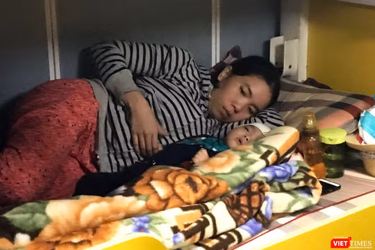 Sau hơn 3 tiếng đồng hồ nỗ lực, đến 12h30 ngày 23/11, tàu SAR 274 đã cập cảng Trung tâm II tại Đà Nẵng, đưa cháu Phúc (8 tháng tuổi, trú đảo Cù Lao Chàm) chuyển vào bệnh viện để tiếp tục điều trị.