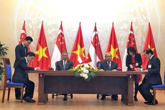 Thủ tướng Việt Nam Nguyễn Xuân Phúc và Thủ tướng Singapore Lý Hiển Long chứng kiến buổi ký kết Bản ghi nhớ về việc hợp tác xây dựng và phát triển Khu Công viên Phần mềm Đà Nẵng giữa UBND TP Đà Nẵng và Công ty Sembcorp Development Teo Bang Seng (Singapore)