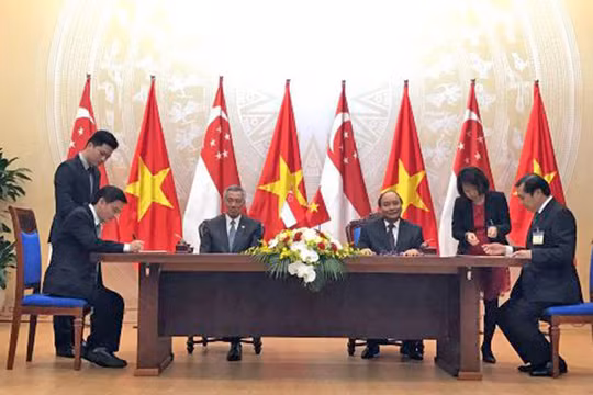 Thủ tướng Việt Nam Nguyễn Xuân Phúc và Thủ tướng Singapore Lý Hiển Long chứng kiến buổi ký kết Bản ghi nhớ về việc hợp tác xây dựng và phát triển Khu Công viên Phần mềm Đà Nẵng giữa UBND TP Đà Nẵng và Công ty Sembcorp Development Teo Bang Seng (Singapore)