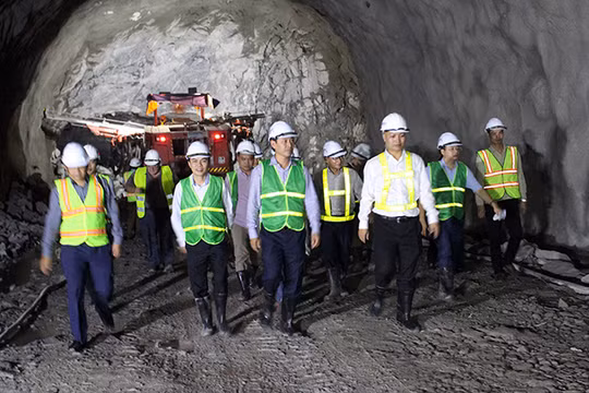 Ngày 25/10, đoàn công tác của Bộ GTVT do Thứ trưởng Lê Đình Thọ dẫn đầu đã đi kiểm tra hiện trường thi công mở rộng hầm Hải Vân 2, kiểm tra các vết nứt ở hầm Hải Vân 1 và chỉ đạo chủ đầu tư triển khai các giải pháp đảm bảo an toàn và tiếp tục theo dõi các