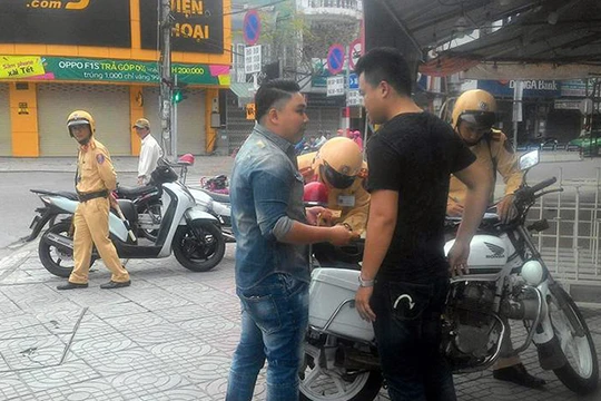 Lực lượng CSGT Đà Nẵng kiểm tra phương tiện trong dịp Têt Đinh Dậu