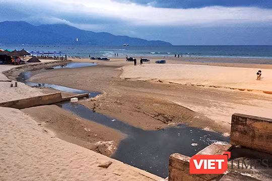 Tình trạng nước thải ô nhiễm tấn công bãi biển du lịch Đà Nẵng thường xuyên xảy ra