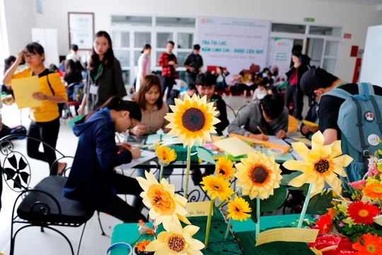 Sinh viên Đà Nẵng hưởng ứng chiến dịch “Tôi đồng hành, bạn đồng hành” góp hoa gửi về ngày hội Hoa hướng dương lần 10 bằng việc làm 1.000 đóa hướng dương hướng về bệnh nhi ung thư.