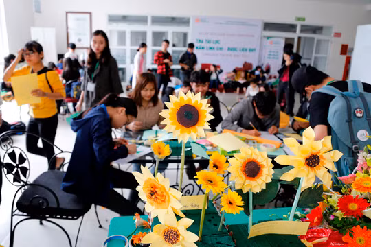 Sinh viên Đà Nẵng hưởng ứng chiến dịch “Tôi đồng hành, bạn đồng hành” góp hoa gửi về ngày hội Hoa hướng dương lần 10 bằng việc làm 1.000 đóa hướng dương hướng về bệnh nhi ung thư.