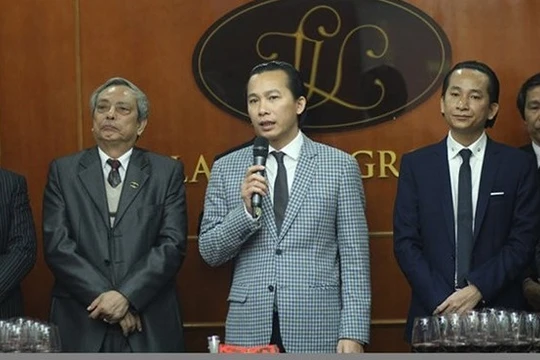 Doanh nhân Lê Văn Vọng (đứng giữa). Nguồn: Lã Vọng Group