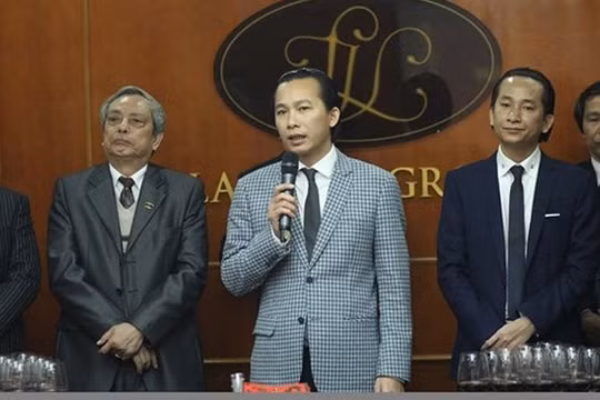 Doanh nhân Lê Văn Vọng (đứng giữa). Nguồn: Lã Vọng Group