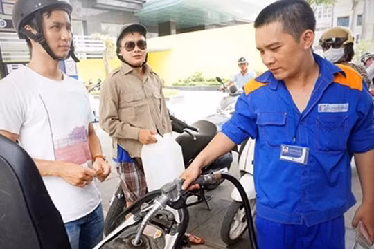 Giá xăng tiếp tục được điều chỉnh giảm trong chiều nay (ngày 6/11), tiếp nối đả giảm của đợt điều chỉnh trước đó (Ảnh: Petrolimex)