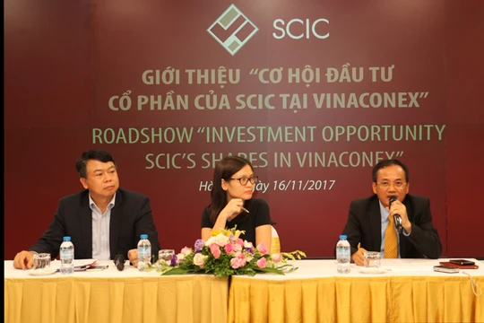 Đại diện của Vinaconex trả lời các câu hỏi của nhà đầu tư trong đợt tổ chức chào bán vốn lần đầu diễn ra ngày 16/11/2017 (Nguồn: VCG)