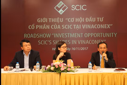 Đại diện của Vinaconex trả lời các câu hỏi của nhà đầu tư trong đợt tổ chức chào bán vốn lần đầu diễn ra ngày 16/11/2017 (Nguồn: VCG)