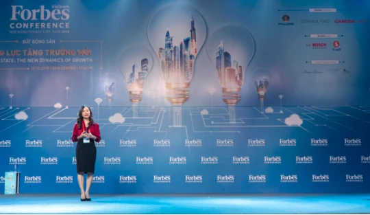 Bà Dương Thùy Dung, Giám đốc cấp cao của CBRE trình bày toàn cảnh thị trường bất động sản 2018 và dự báo năm 2019 (Nguồn: Forbes Việt Nam)