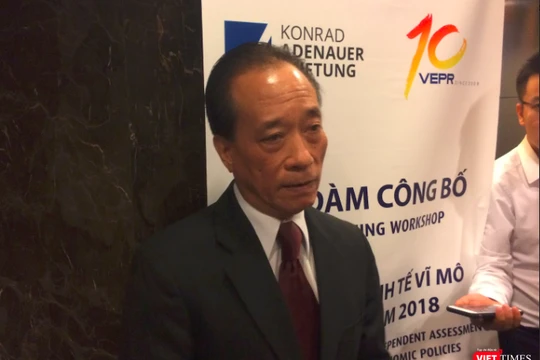 TS. Nguyễn Trí Hiếu trao đổi bên lề buổi Tọa đàm (Ảnh: P.D) 