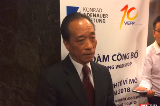 TS. Nguyễn Trí Hiếu trao đổi bên lề buổi Tọa đàm (Ảnh: P.D) 