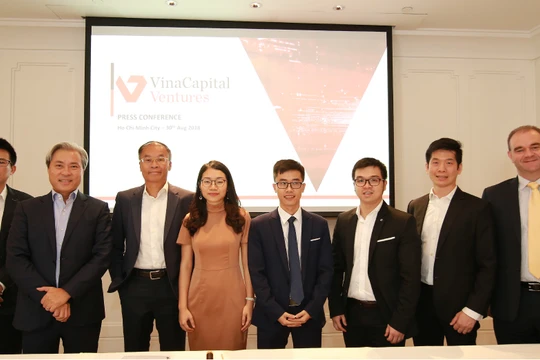 Ông DonLam (thứ 2 từ trái sang), Tổng giám đốc tập đoàn VinaCapital tham dự buổi lễ công bố (Nguồn: VinaCapital) 