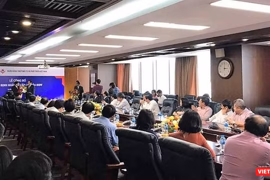 Lãnh đạo NHNN trao Quyết định cho tân Chủ tịch HĐQT BIDV Phan Đức Tú.