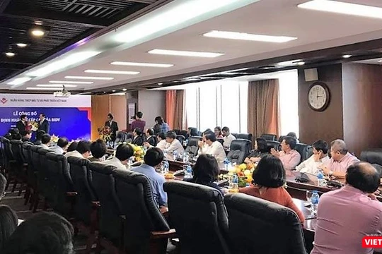 Lãnh đạo NHNN trao Quyết định cho tân Chủ tịch HĐQT BIDV Phan Đức Tú.