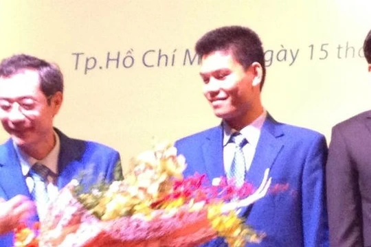 Ông Trần Lê Quyết - Trưởng Ban Kiểm soát Eximbank (đứng giữa)