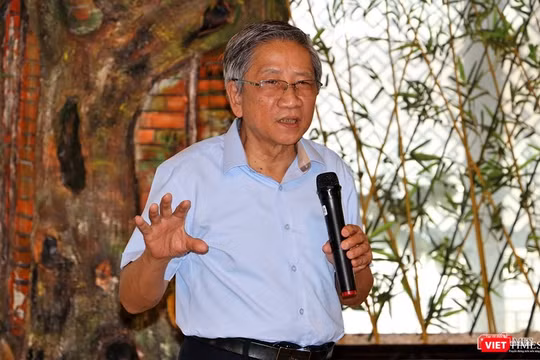 GS. Nguyễn Minh Thuyết tại buổi thuyết trình (Ảnh: Đăng Khoa)