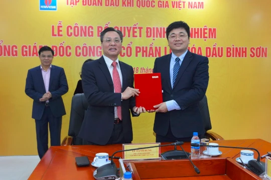 Tân Tổng Giám đốc BSR Bùi Minh Tiến (trái) và Tổng Giám đốc Trần Ngọc Nguyên (phải) ký bàn giao công tác. (Nguồn: BSR)