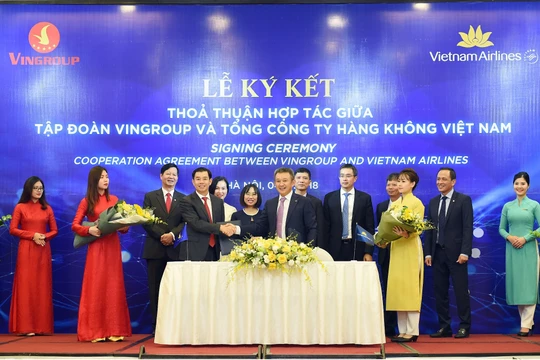 Ông Dương Trí Thành - TGĐ Vietnam Airlines và ông Nguyễn Việt Quang, Phó Chủ tịch kiêm TGĐ Tập đoàn Vingroup ký kết và trao đổi thỏa thuận hợp tác dưới sự chứng kiến của các đại diện lãnh đạo hai bên. (Ảnh: VNA)