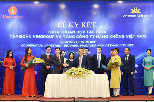 Ông Dương Trí Thành - TGĐ Vietnam Airlines và ông Nguyễn Việt Quang, Phó Chủ tịch kiêm TGĐ Tập đoàn Vingroup ký kết và trao đổi thỏa thuận hợp tác dưới sự chứng kiến của các đại diện lãnh đạo hai bên. (Ảnh: VNA)