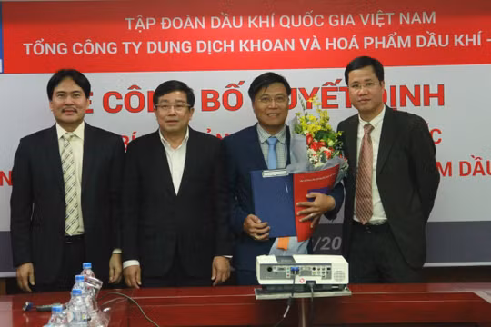 Ông Hoàng Trọng Dũng (cầm hoa) - nhận quyết định Phó Bí thư Đảng ủy, Tổng giám đốc DMC từ lãnh đạo PVN và DMC. (Nguồn: PetroTimes)