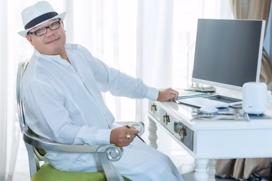 Ông Khải "Silk" đã bán những gì?