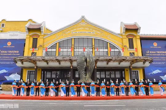 Thủ tướng dự lễ khai trương 3 công trình hạ tầng lớn tại Quảng Ninh (Nguồn: VPCP)