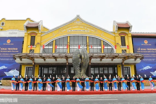 Thủ tướng dự lễ khai trương 3 công trình hạ tầng lớn tại Quảng Ninh (Nguồn: VPCP)